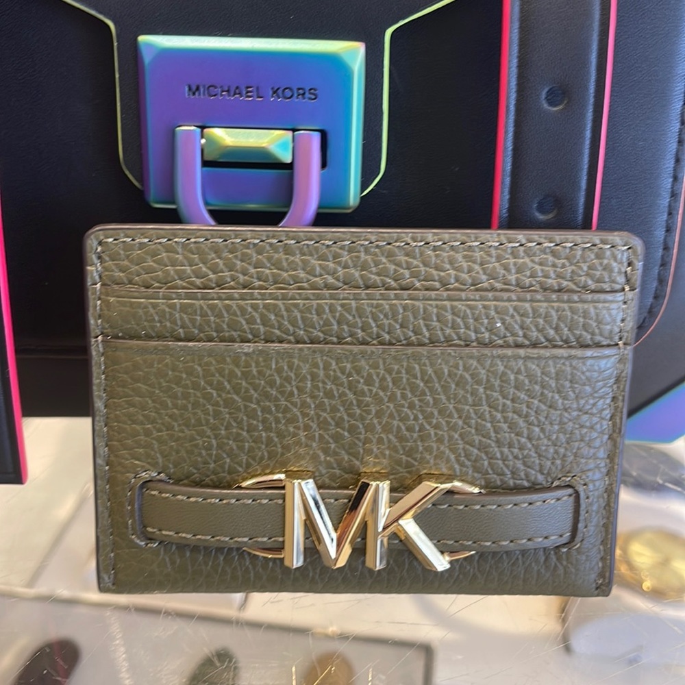 MICHAEL KORS
Reed Large Pebbled Leather Card Holder Case Wallet
COLOR: OLIVE
NWT